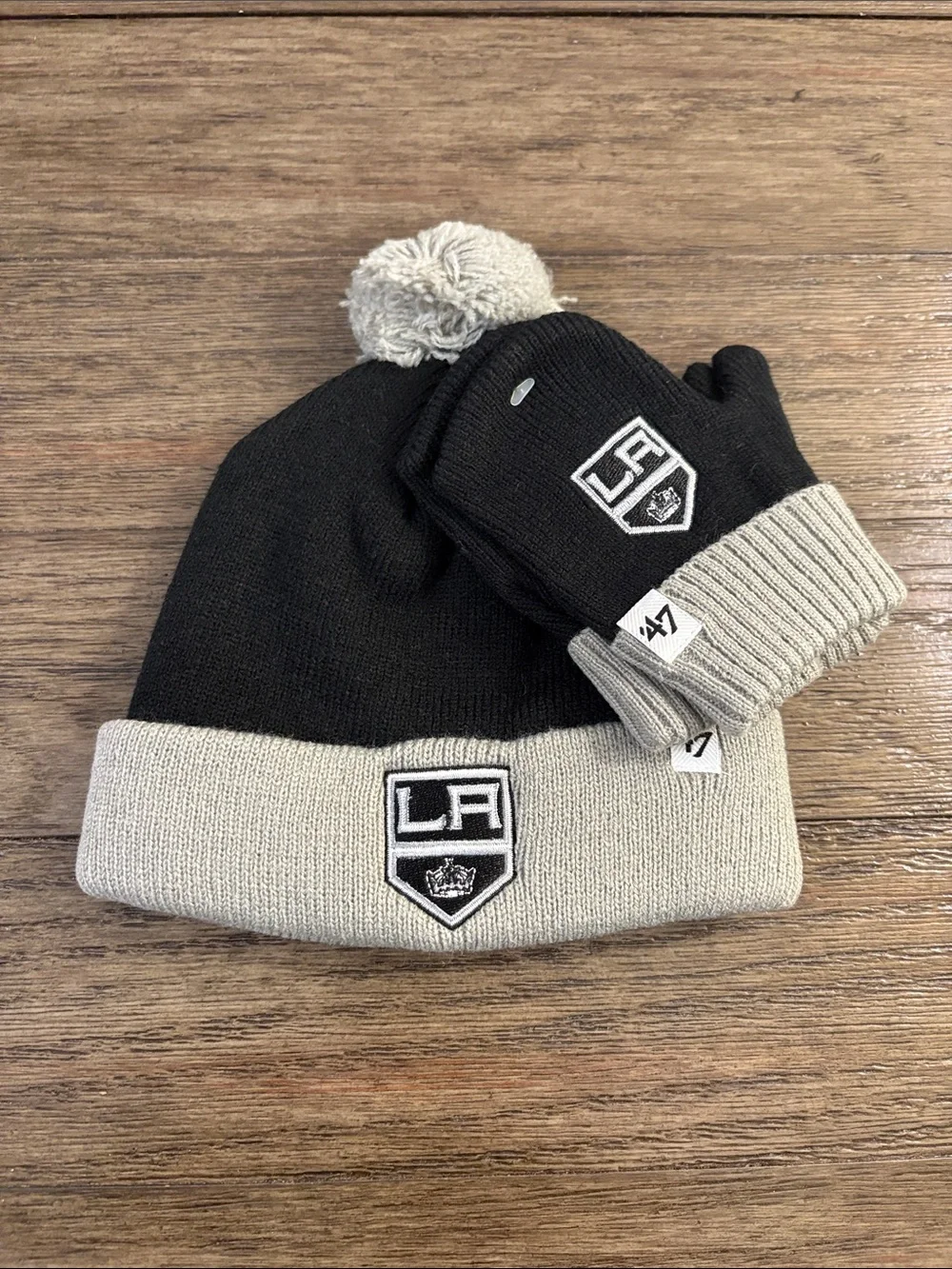 NWT [‘47] LA Kings 👑 NHL Team Knit Beanie Winter Hat & Mittens Set Black, Infant